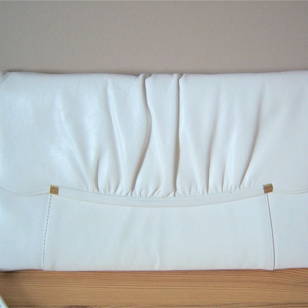 Vintage Mastercraft Beige Genuine Leather Purse.